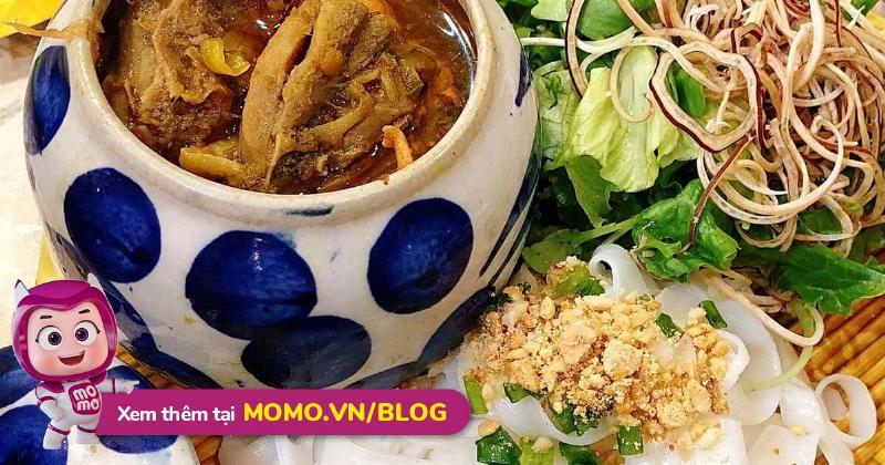 Đĩa ốc hút cay nồng và ram cuốn cải giòn rụm, hai món ăn vặt “gây nghiện” của Đà Nẵng.